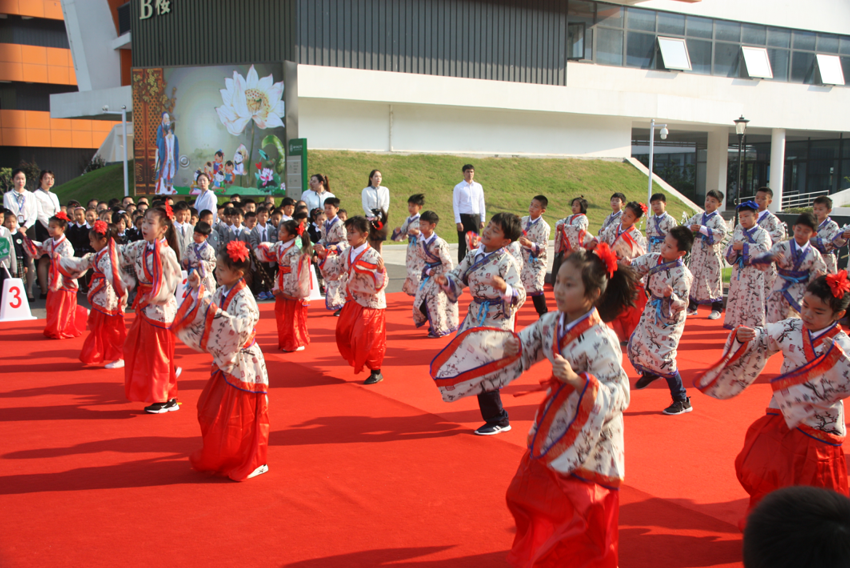 徐州市树恩附小三（1）班全体学生身穿汉服表演《孔子爷爷》